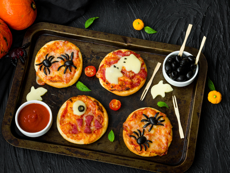 Receta fácil de pizza para Halloween con arañas y fantasmas