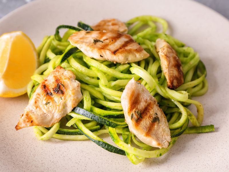 espaguetis calabacin pollo