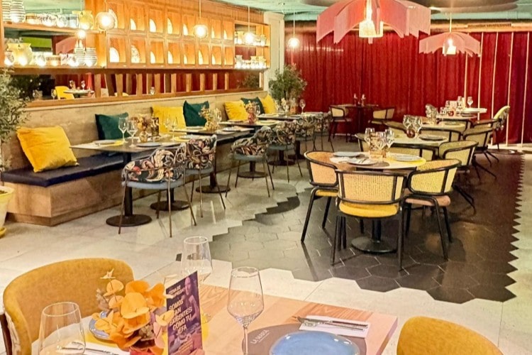 Comer pizza italiana en la Playa de las Canteras